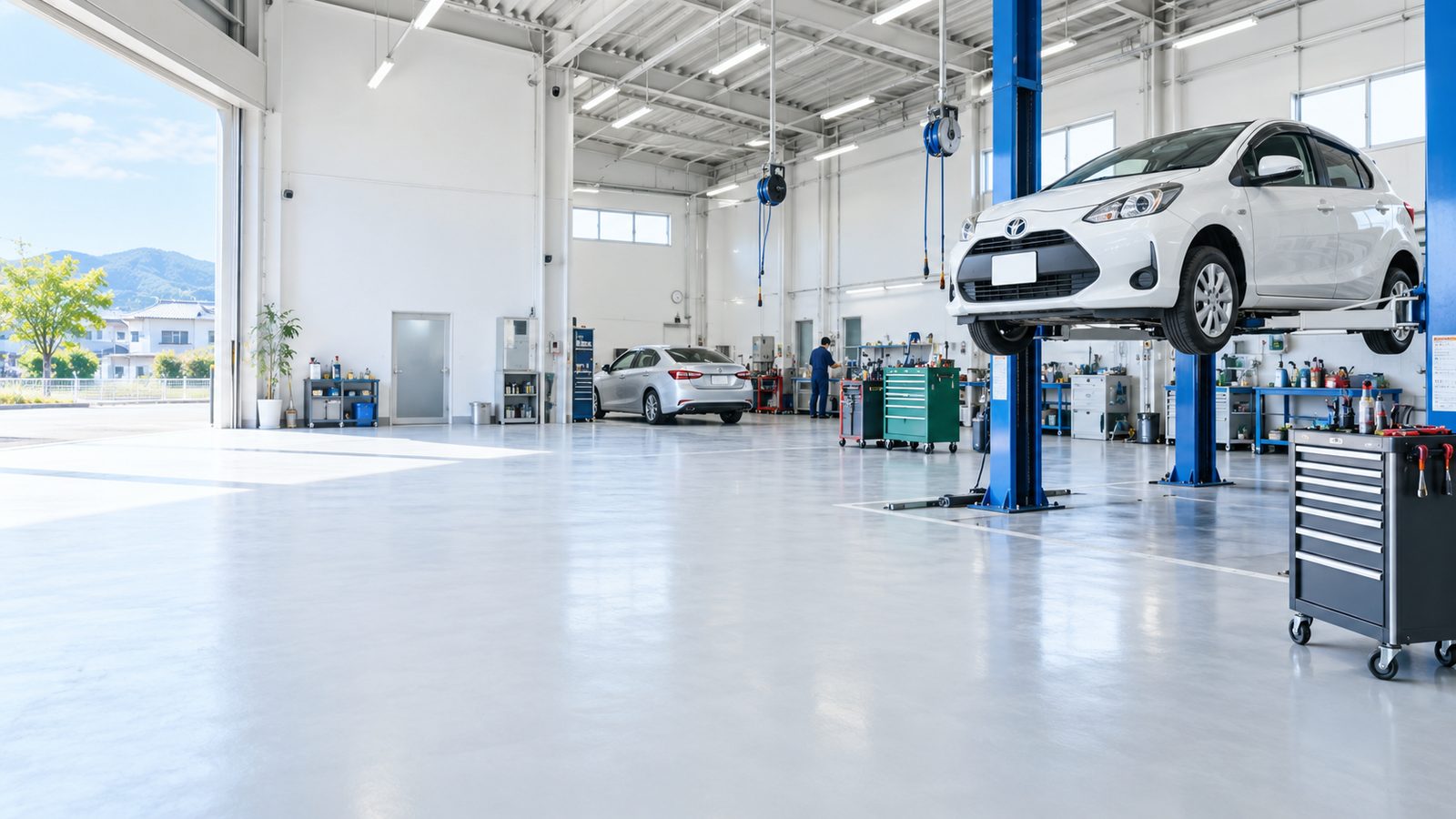 三協自動車整備工場の明るい作業場